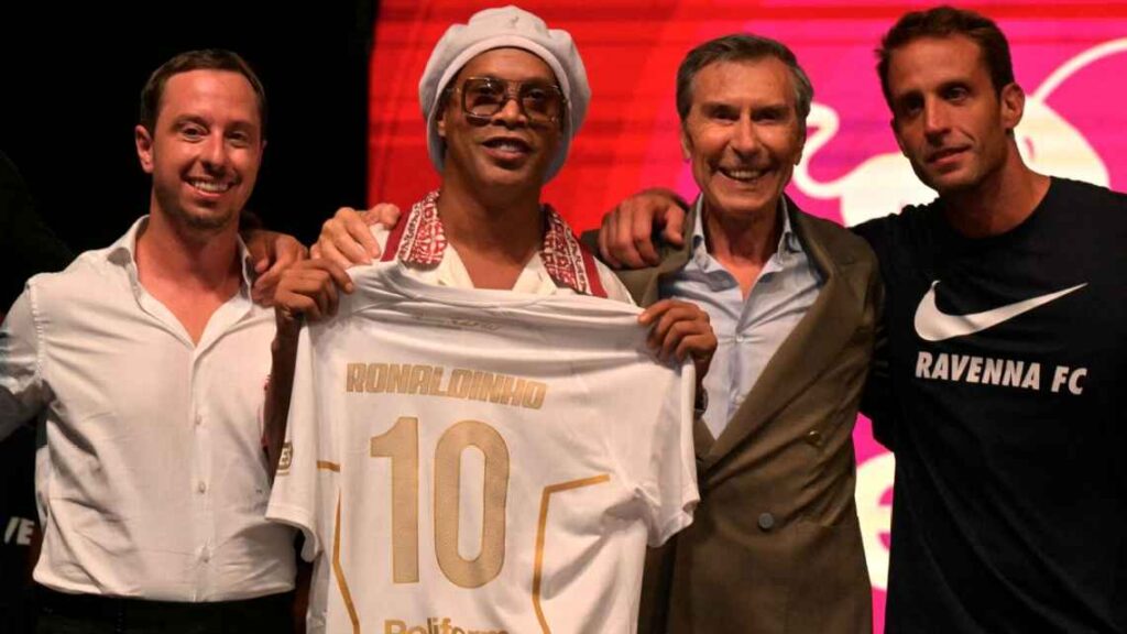 رونالدينيو يعود للملاعب بعد 11 سنة رفقة فريق إيطالي